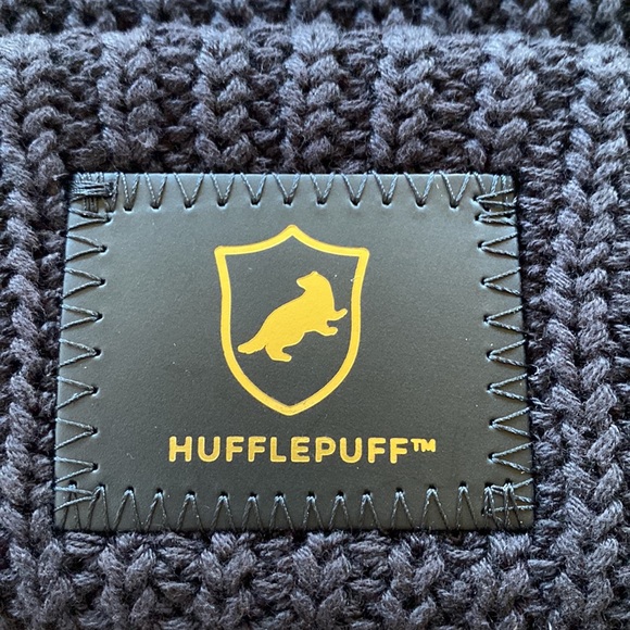 Love Your Melon Harry Potter Hufflepuff Black Pom Beanie - Picture 3 of 4